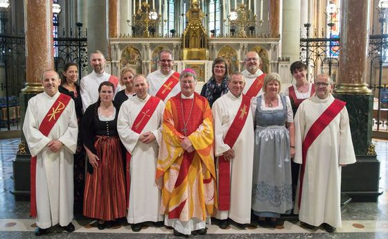 Bischof Manfred Scheuer mit den neugeweihten Diakonen und ihren Ehefrauen.